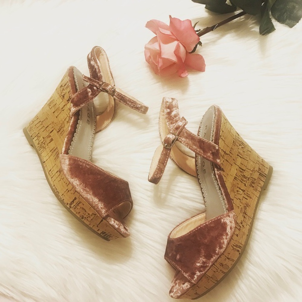 NEW Rampage Blush Velvet Wedges